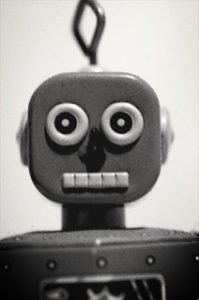 Portrait noir et blanc d'un jouet robot